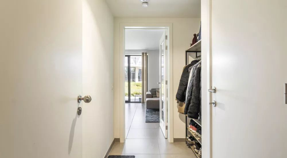 Ruim gelijkvloers 2‑slpk appartement (97 m²) met berging, autostaanplaats en terras van 33 m² — Sint‑Michiels
