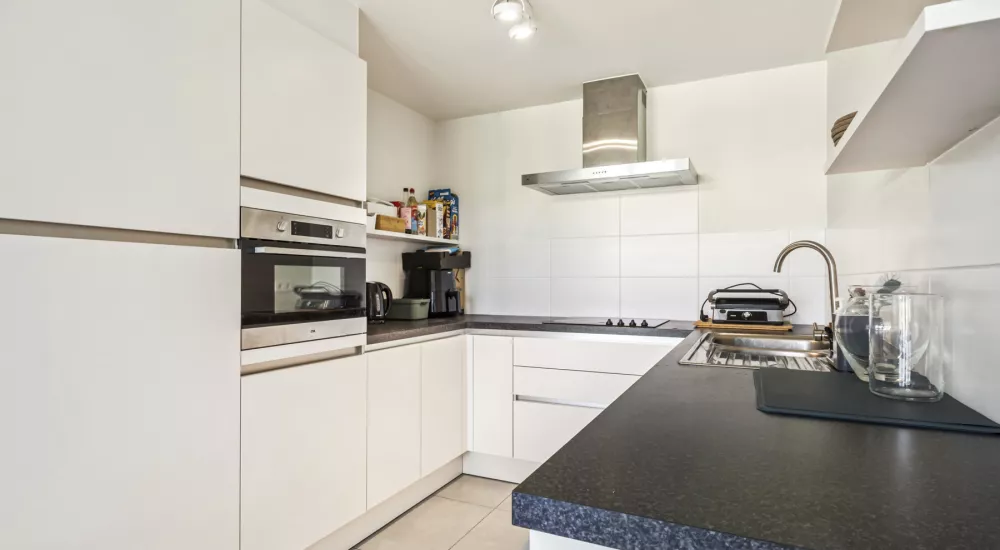 Ruim gelijkvloers 2‑slpk appartement (97 m²) met berging, autostaanplaats en terras van 33 m² — Sint‑Michiels
