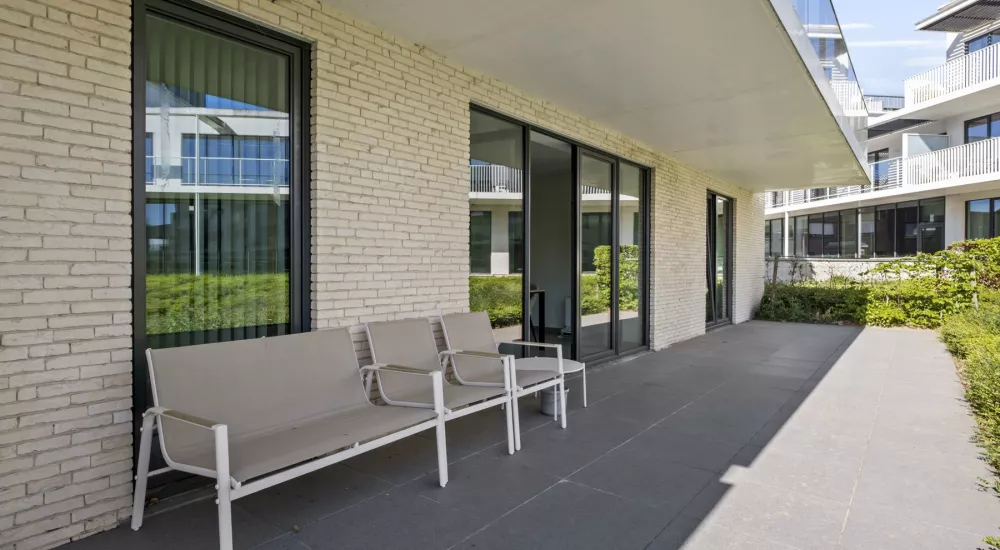 Ruim gelijkvloers 2‑slpk appartement (97 m²) met berging, autostaanplaats en terras van 33 m² — Sint‑Michiels