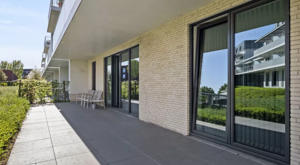 Ruim gelijkvloers 2‑slpk appartement (97 m²) met berging, autostaanplaats en terras van 33 m² — Sint‑Michiels