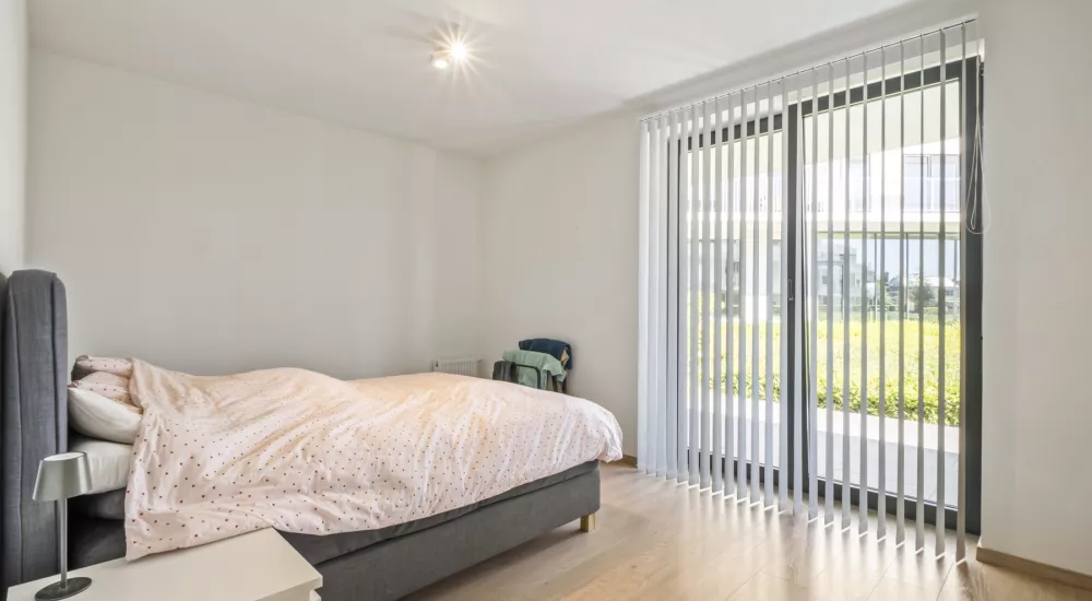 Ruim gelijkvloers 2‑slpk appartement (97 m²) met berging, autostaanplaats en terras van 33 m² — Sint‑Michiels