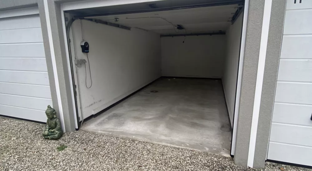 Ruime garagebox in centrum Oostkamp