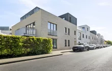 Ruim gelijkvloers 2‑slpk appartement (97 m²) met berging, autostaanplaats en terras van 33 m² — Sint‑Michiels