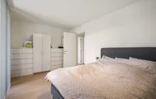 Ruim gelijkvloers 2‑slpk appartement (97 m²) met berging, autostaanplaats en terras van 33 m² — Sint‑Michiels