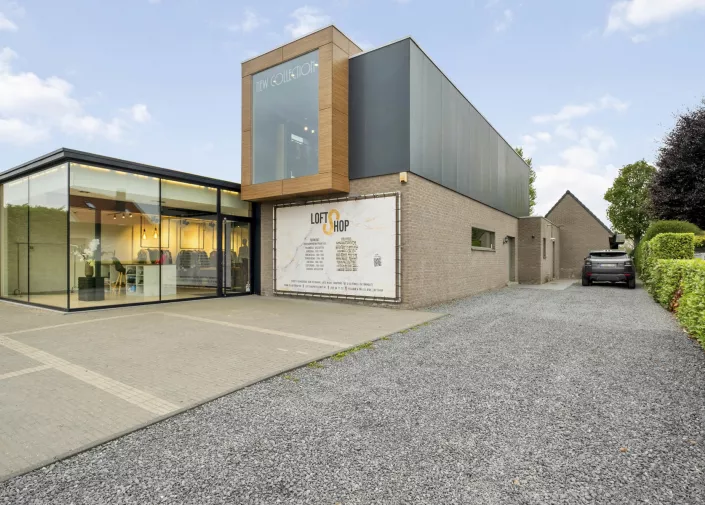 Hedendaagse woning met handelsruimte te Torhout