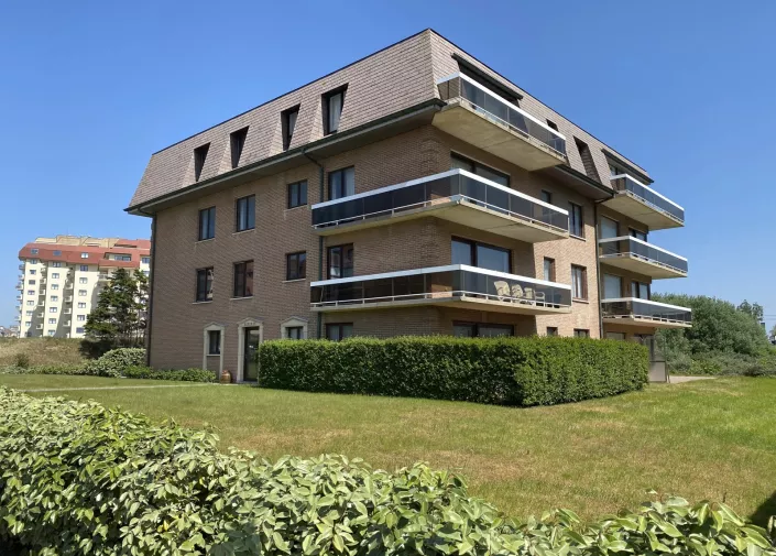 Gelijkvoers appartement met ruim terras op wandelafstand van zee